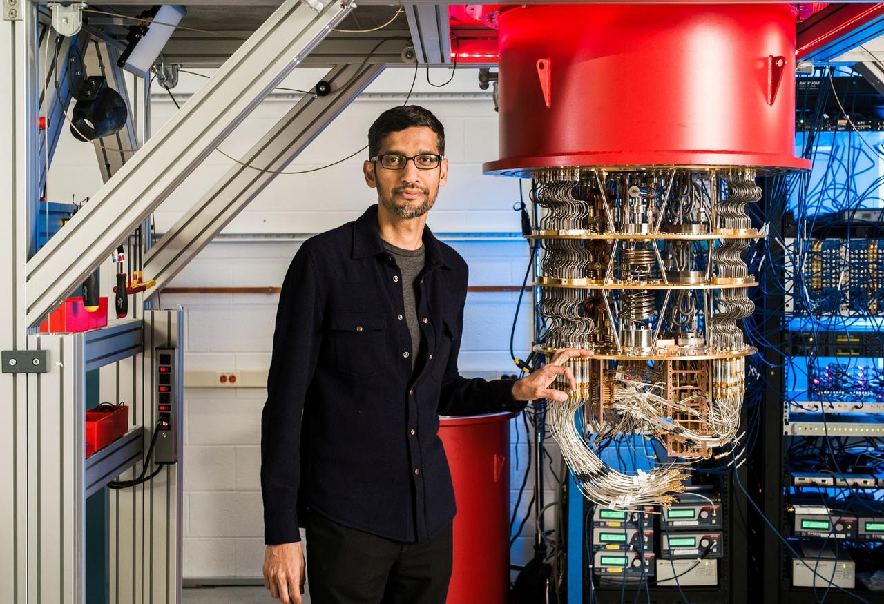 グーグルのサンダー・ピチャイCEOと同社の量子コンピューター。