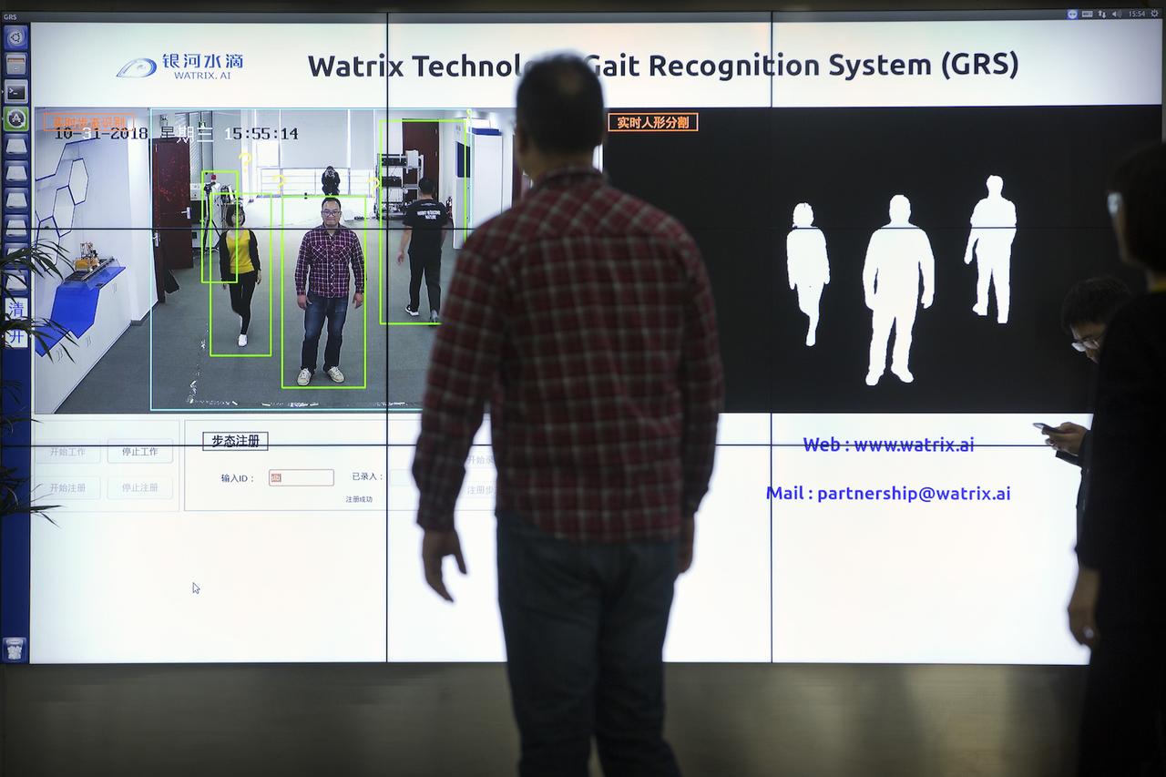 Watrixの社員が、北京のオフィスで歩行認識ソフトウェアのデモを行っている。