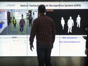 Watrixの社員が、北京のオフィスで歩行認識ソフトウェアのデモを行っている。