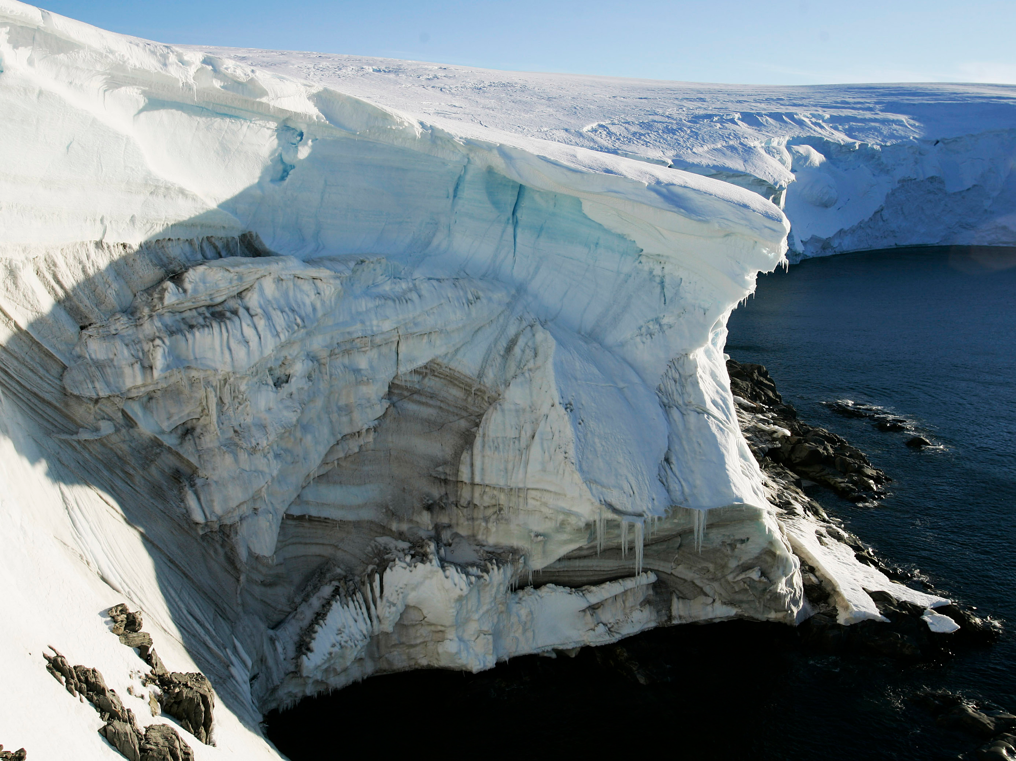 南極デニソン岬のランズエンド。崖の表面にある氷が溶けているのがわかる。2010年2月撮影。