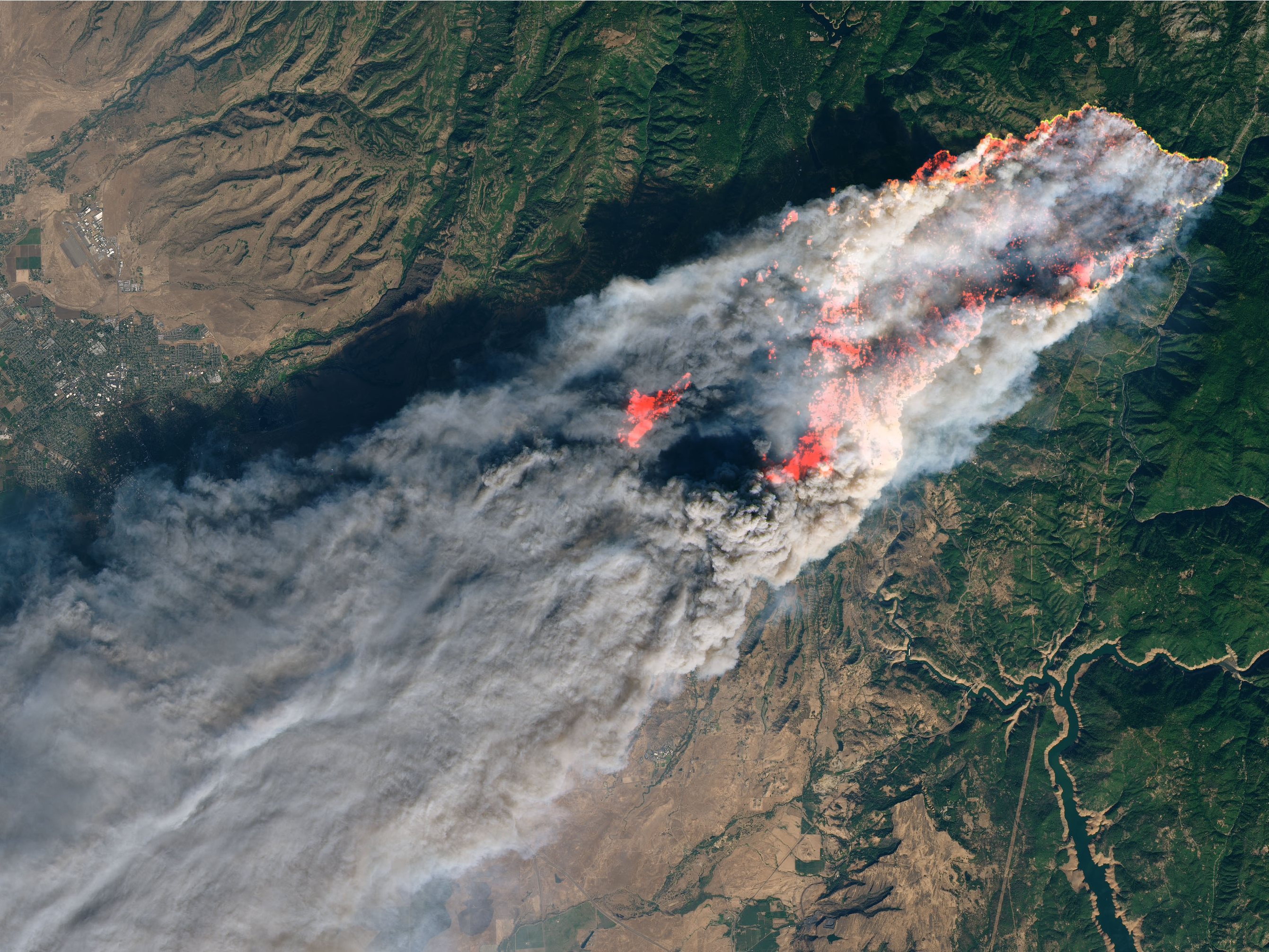 2018年11月8日、カリフォルニア州パラダイスを襲った山火事をとらえた衛星写真。