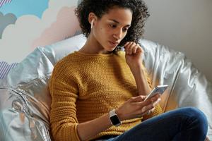 AirPodsなどのBluetoothイヤホンが「がん」の原因になるというのは本当か
