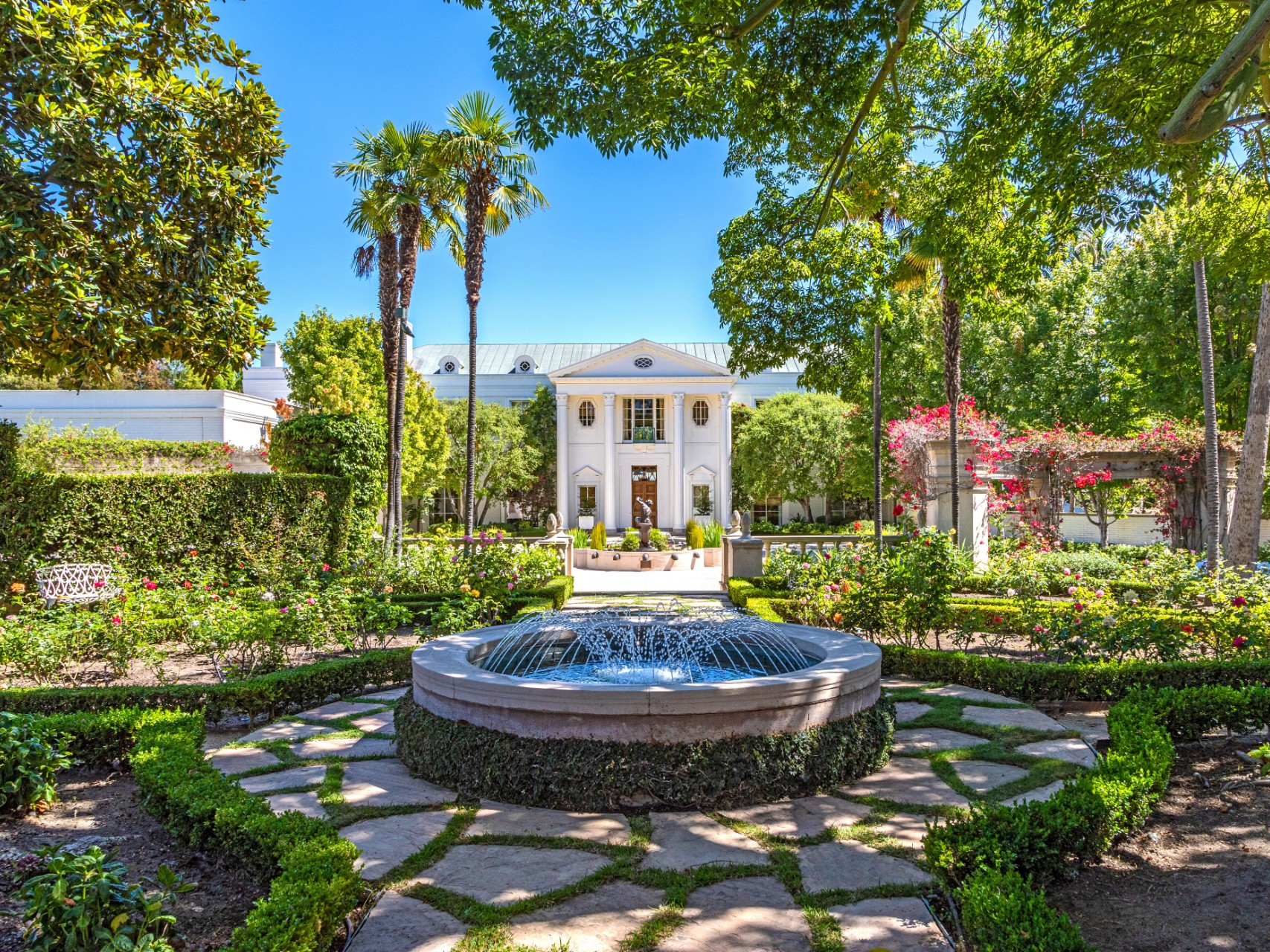 希望価格で売れたとすれば、この邸宅は、カリフォルニア州で販売された史上最高額の住宅になる。