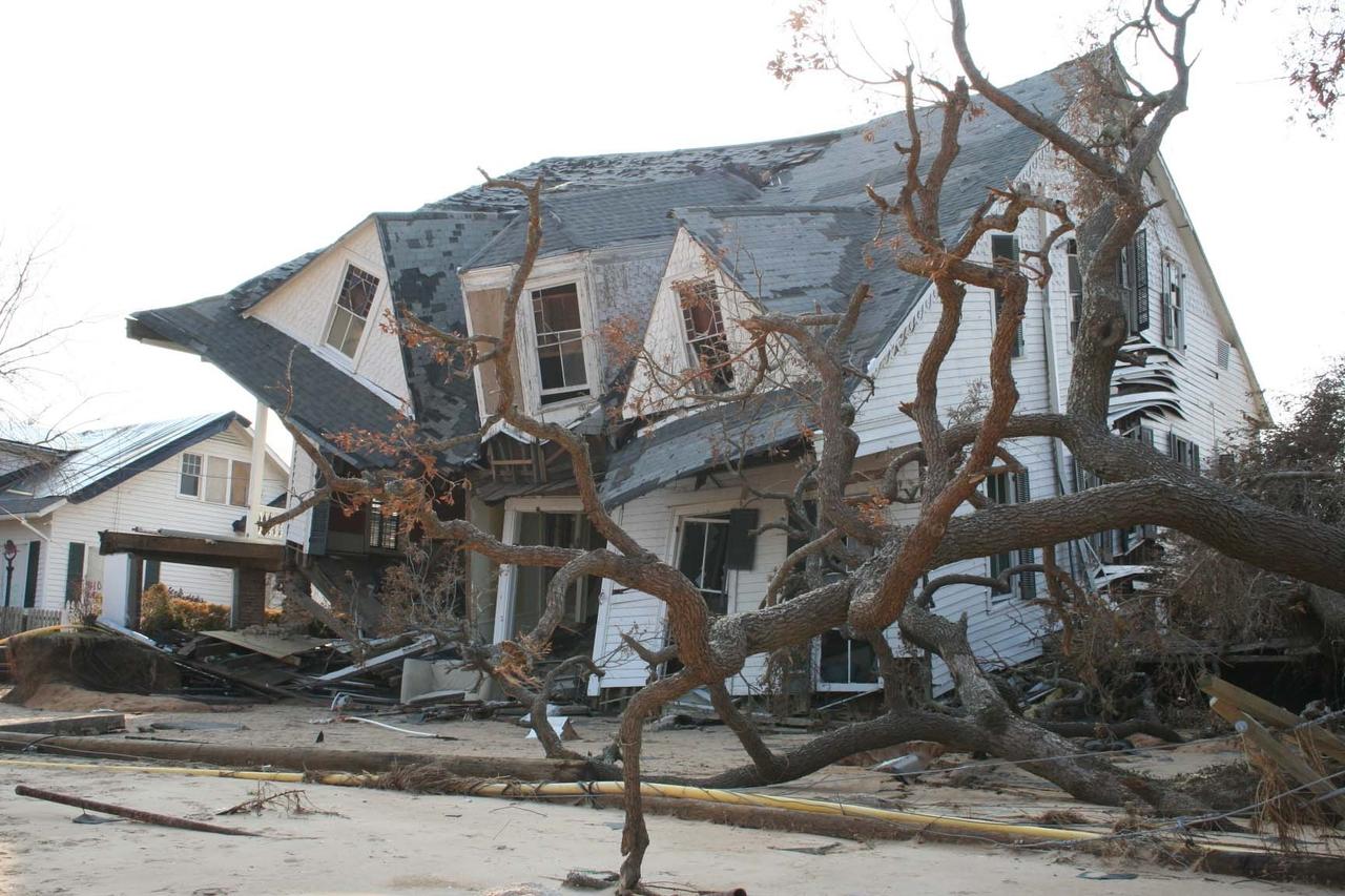 2005年9月のハリケーン｢カトリーナ｣で倒壊した家と倒木、送電線。ミシシッピ州で。