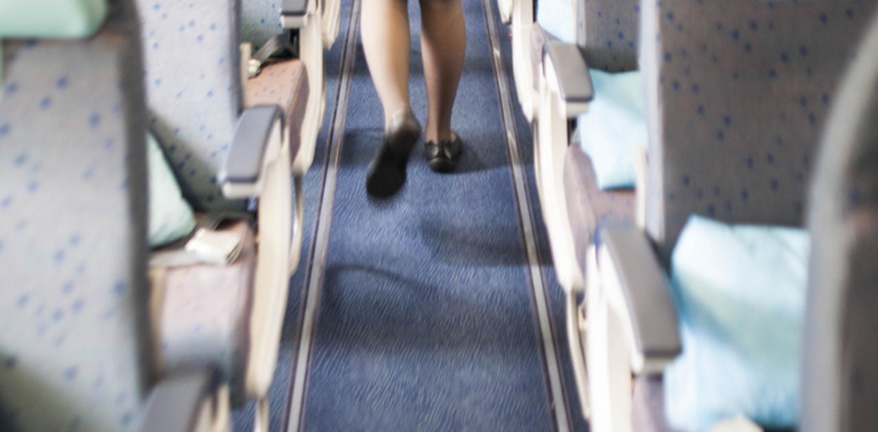 女性車掌　尻 盗撮、セクハラ…スカート制服に悩む女性たち。JR東日本はスカートを廃止 | Business Insider Japan
