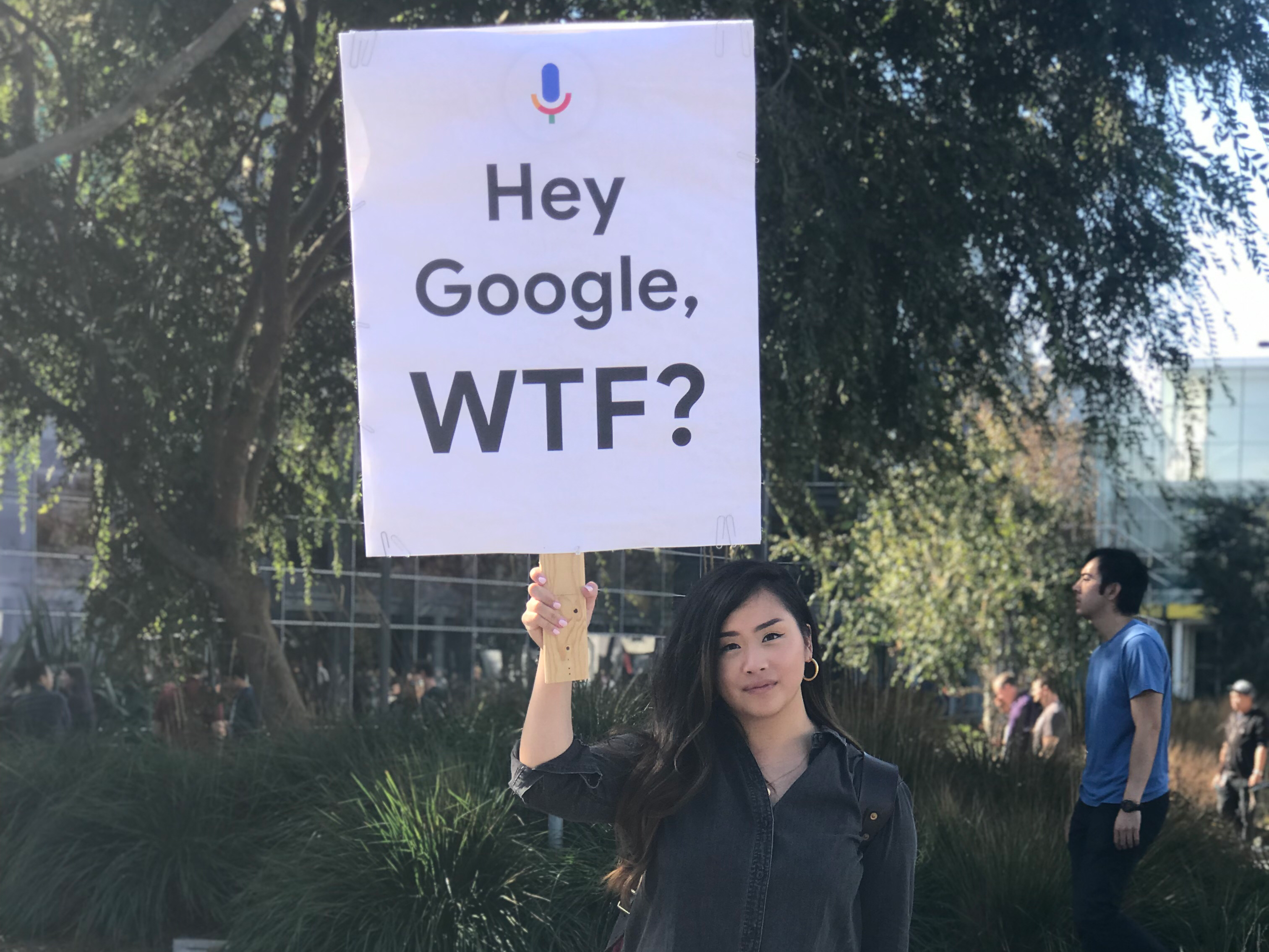 2018年11月、ストライキに参加したグーグル社員の女性。
