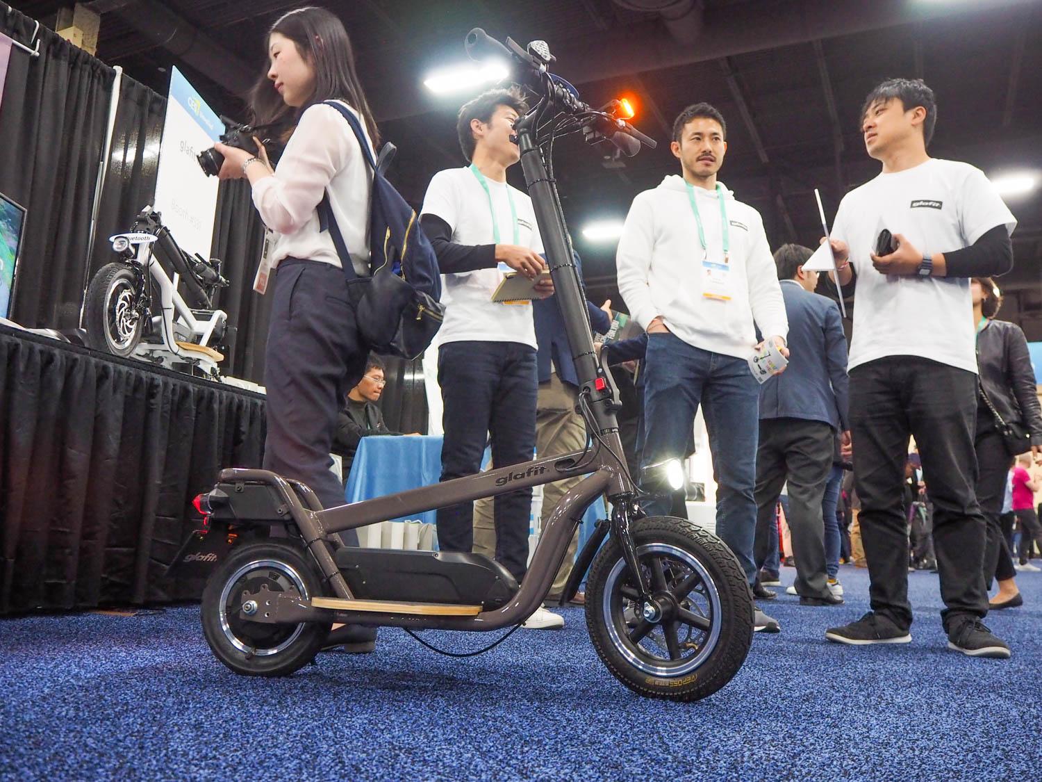 日本ベンチャーの“立ち乗り”電動バイク｢X-Scooter LOM｣がCES2020