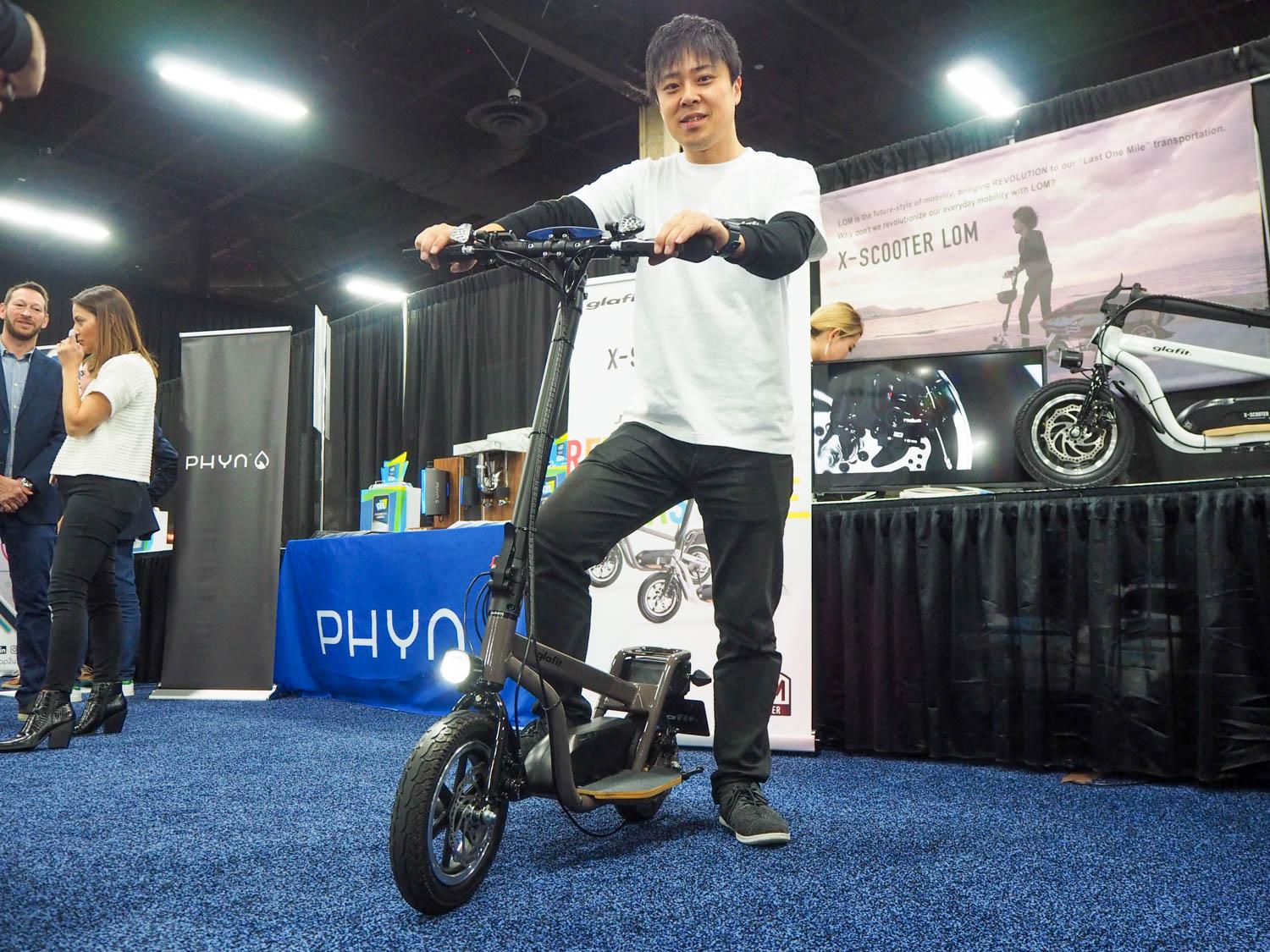 日本ベンチャーの“立ち乗り”電動バイク｢X-Scooter LOM｣がCES2020