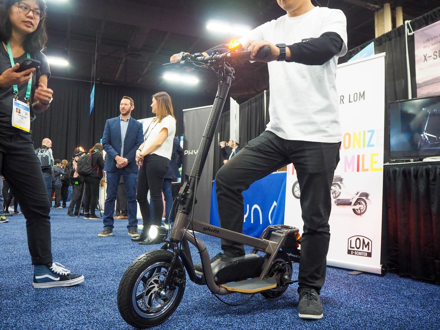 日本ベンチャーの“立ち乗り”電動バイク｢X-Scooter LOM｣がCES2020