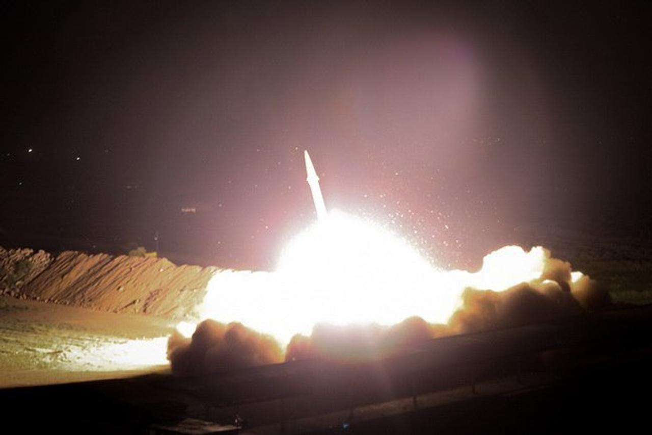 イラン政府系ファルス通信が、イラク国内の米軍基地に向けて発射されたミサイルとされる写真をTwitterに掲載。