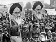 イラン革命。ホメイニ師の肖像を掲げる部隊。