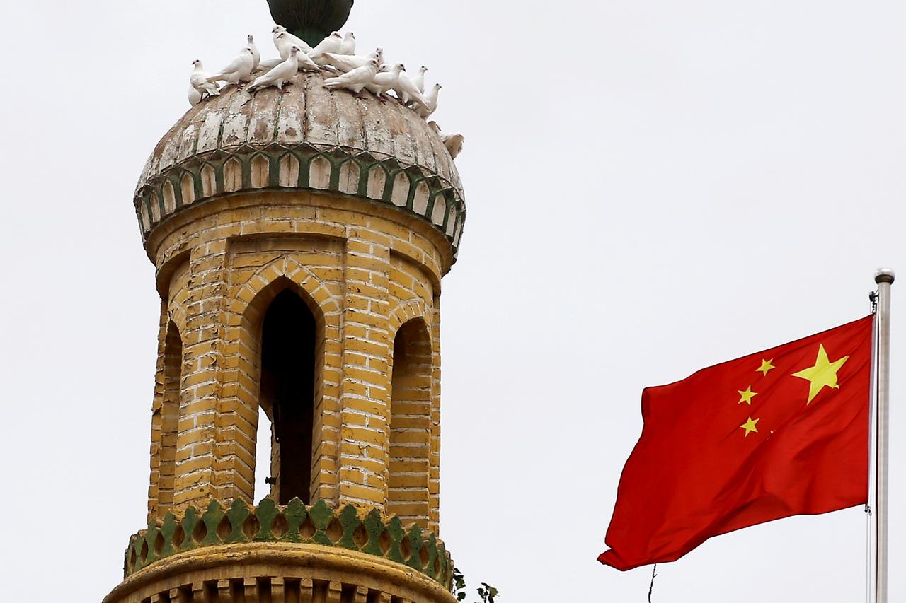 モスクと中国の国旗
