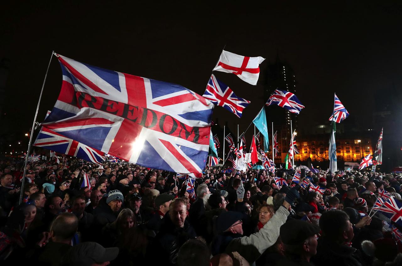 イギリスがEUを離脱した日、議事堂前広場には無数のイギリス国旗がはためいた。