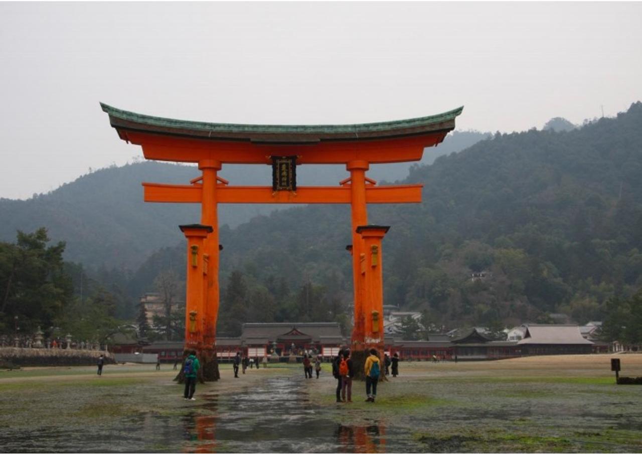 世界遺産｢厳島神社｣。松島、天橋立と並び日本三景｢安芸の宮島｣として知られる。12世紀に平清盛の崇敬を集めるなど数々の権力者に崇拝された。1996年にユネスコの世界文化遺産に登録された。