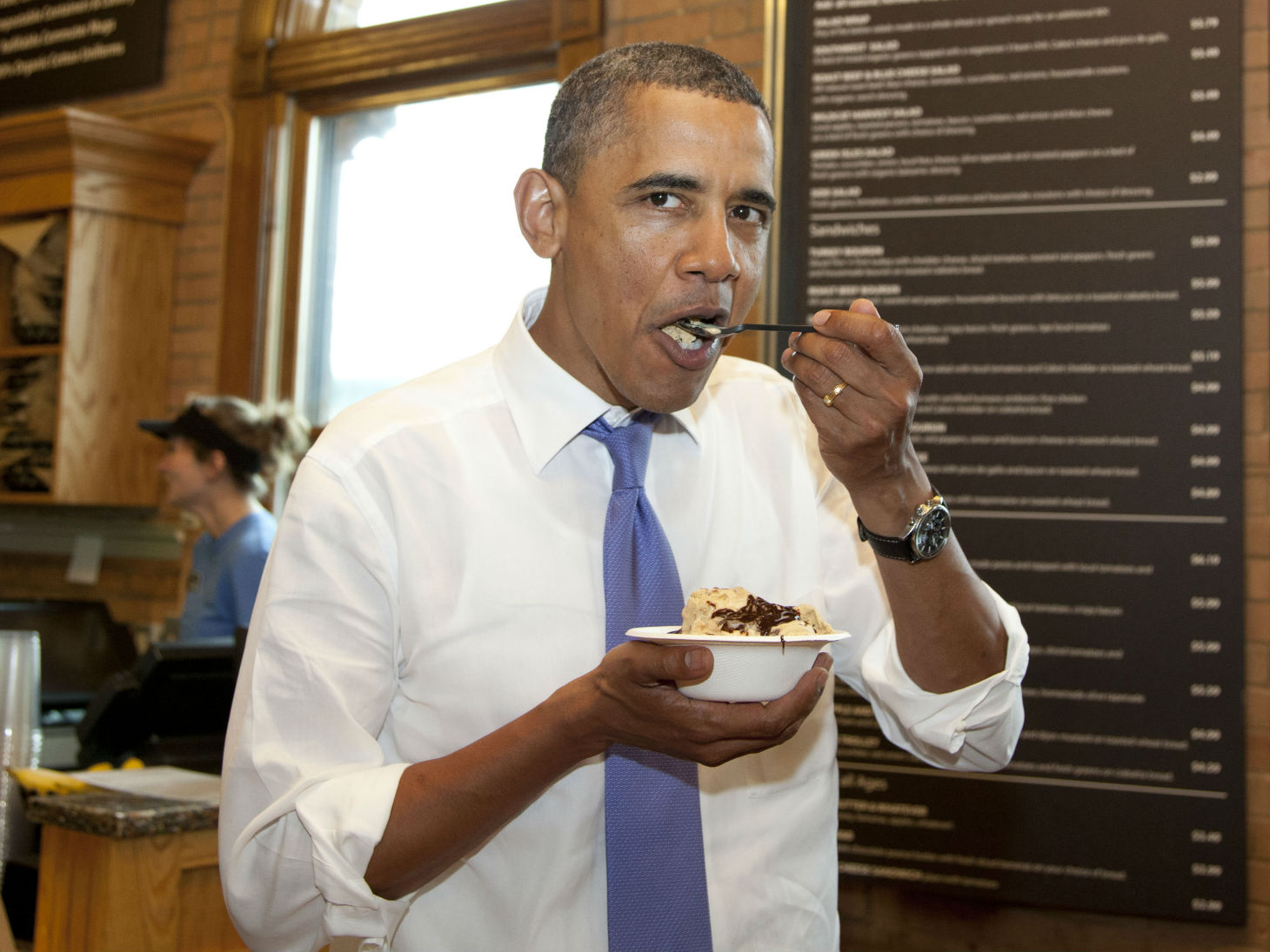 アイスを食べるオバマ