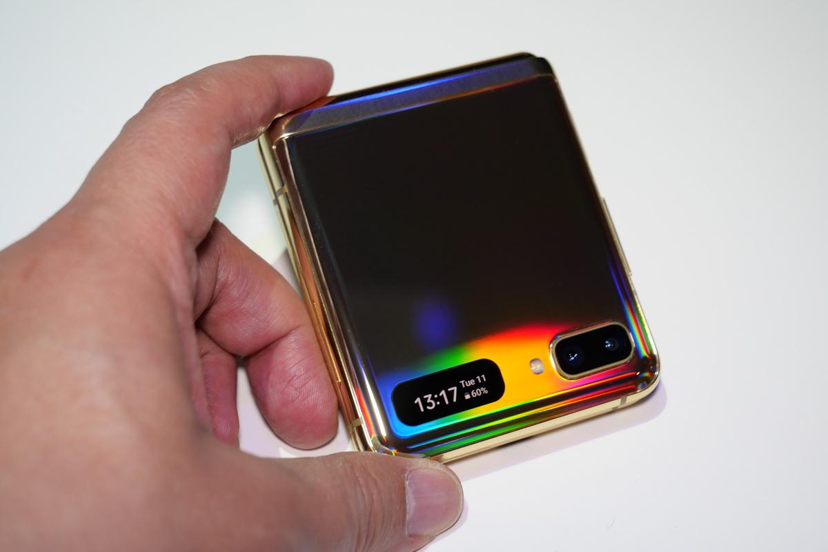 新型の折りたたみスマホ「Galaxy Z Flip」と「Galaxy S20」の違いとは