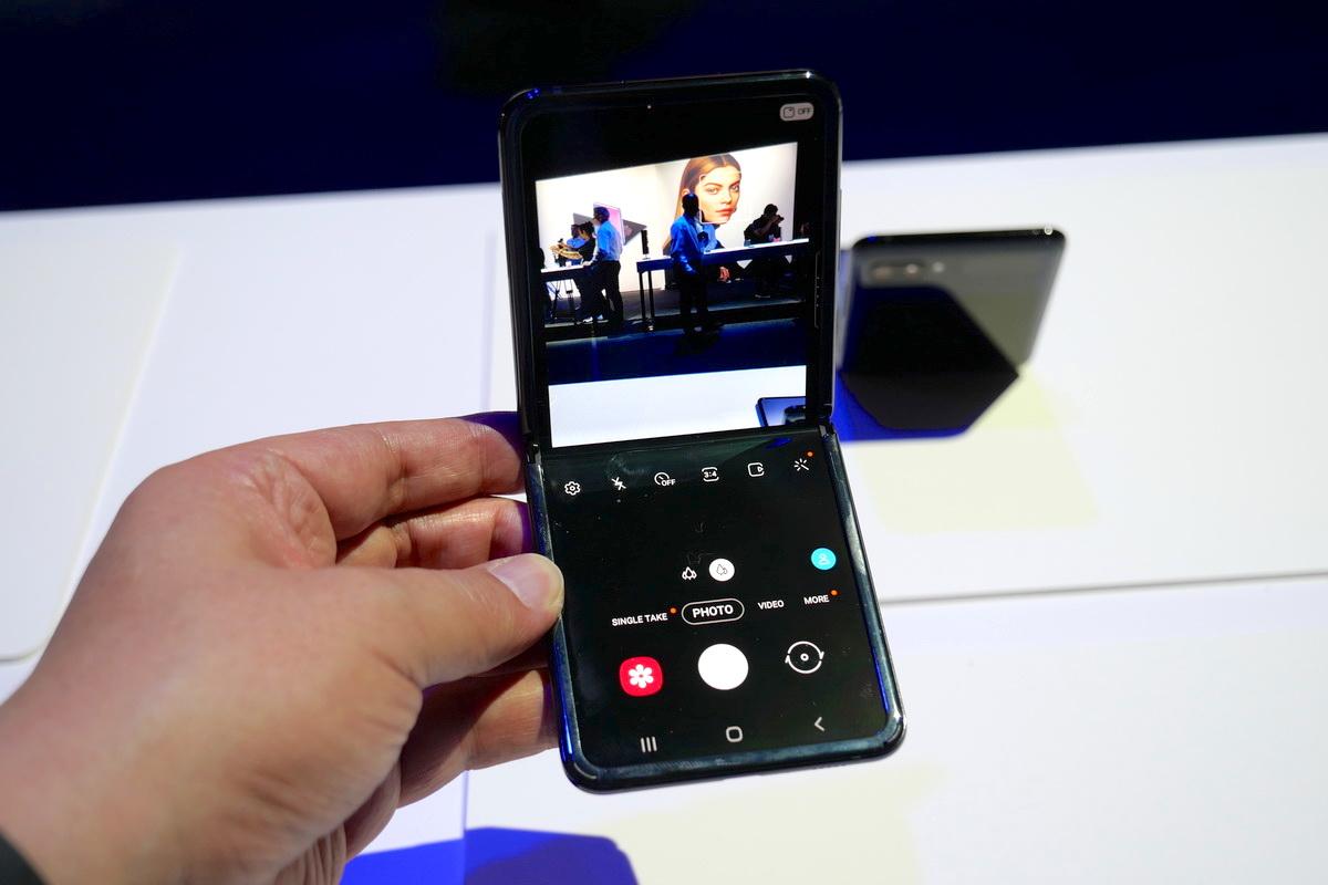 新型の折りたたみスマホ「Galaxy Z Flip」と「Galaxy S20」の違いとは 