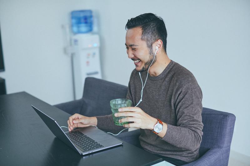 仕事をする男性