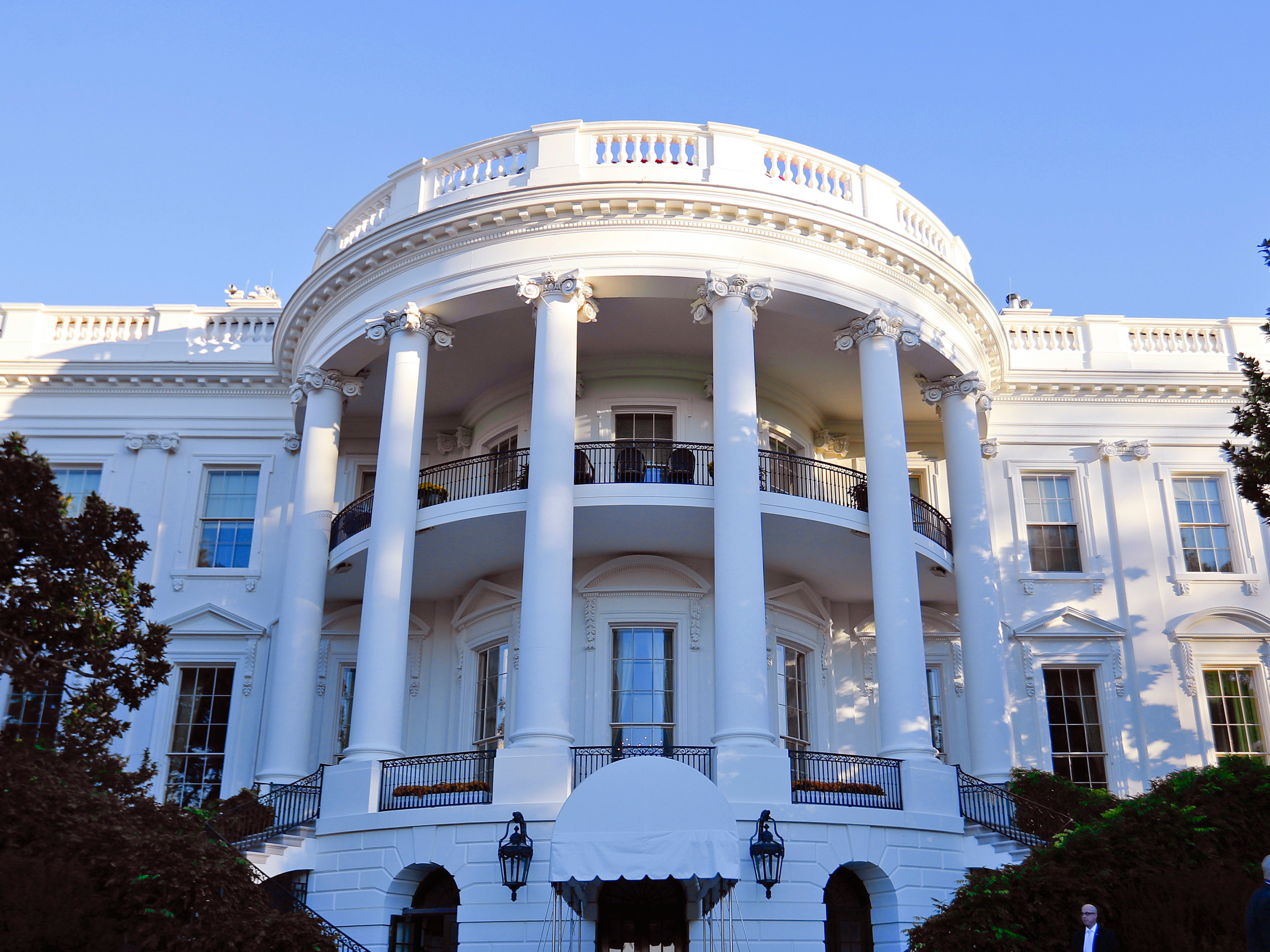 ホワイトハウスには、132の部屋、35のバスルーム、412のドア、28の暖炉がある。
