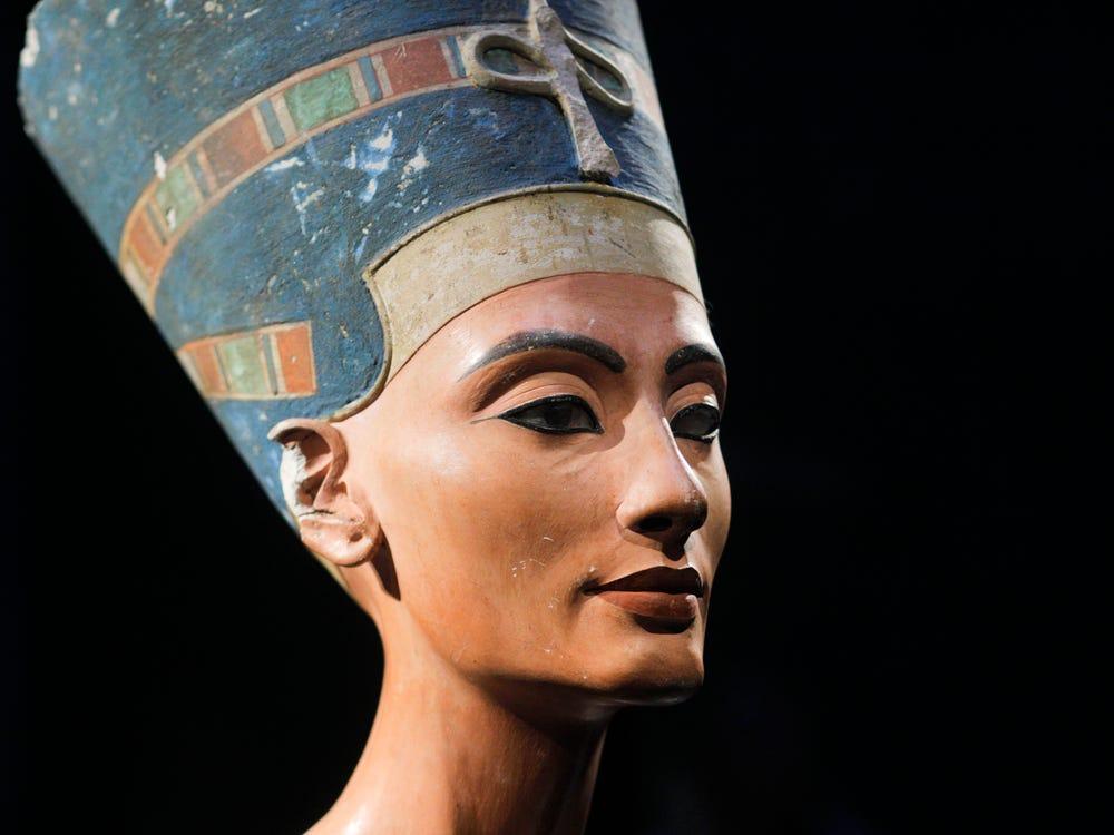 古代エジプトのファラオの黄金のマスクを被ったツタンカーメンと女王 