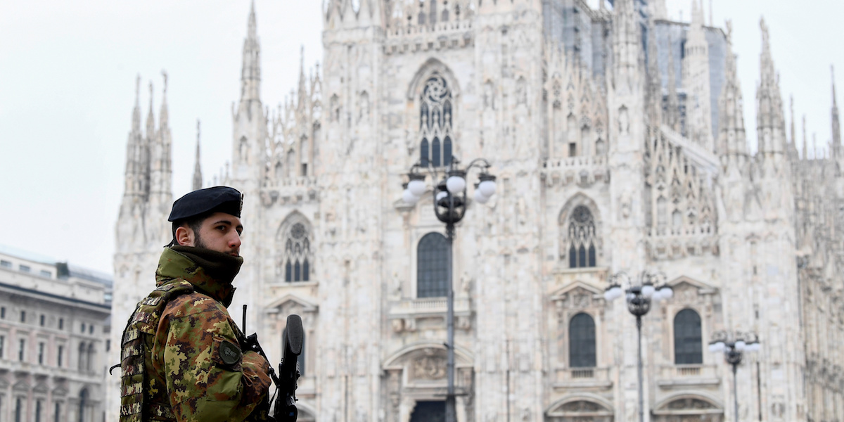 イタリア、ミラノのドゥオーモ広場にいる兵士。2020年3月10日。