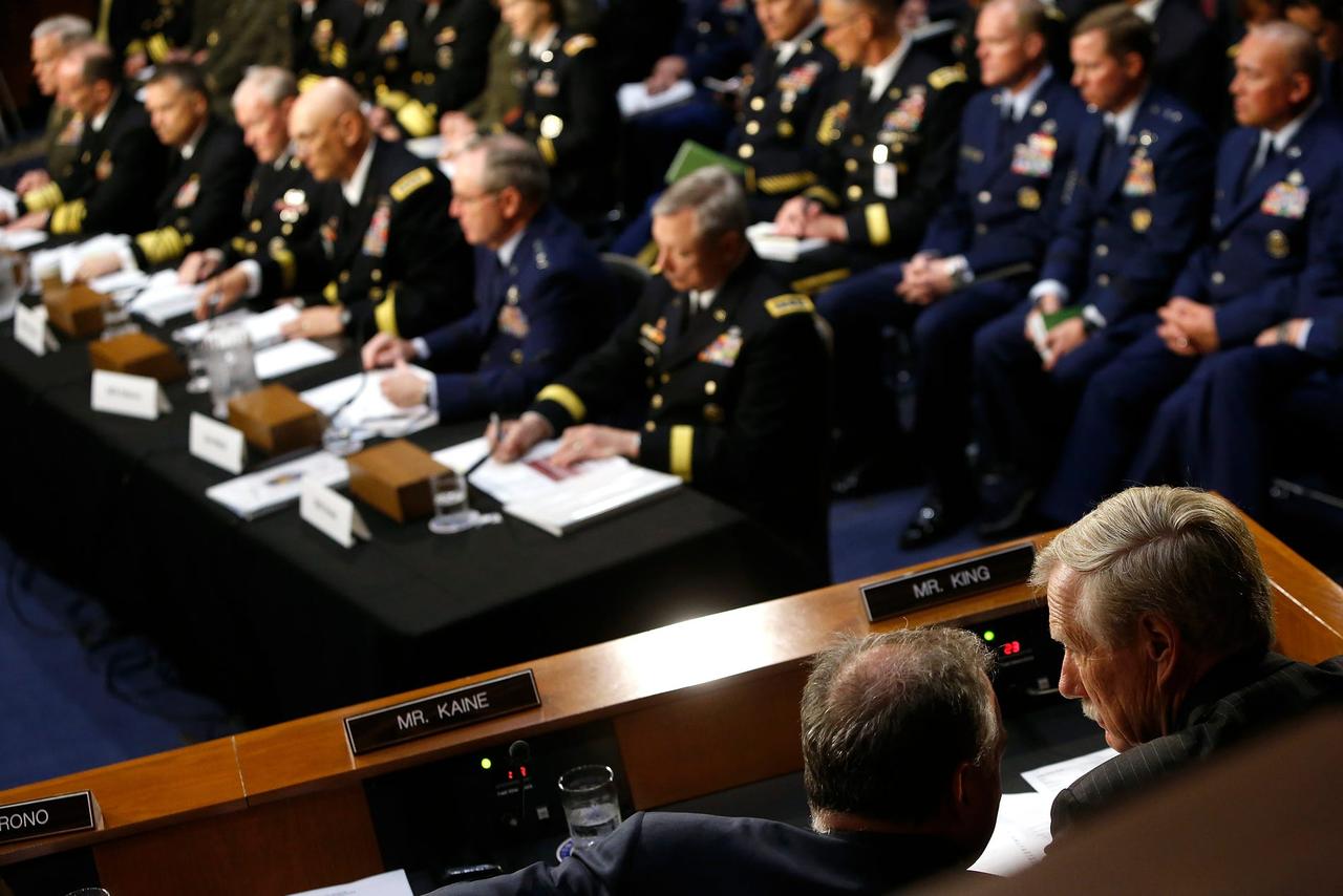 アンガス・キング上院議員（右）は、上院軍事委員会の合同参謀本部による証言中にティム・ケイン上院議員と協議している。2014年5月6日、ワシントンで。