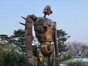 ｢三鷹の森ジブリ美術館｣の屋上からは、優しい顔で佇む約5メートルのロボット兵が見守る。