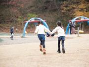 公園で遊ぶ小学生