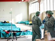 2020年3月10日、イタリア・ブレシアの病院で処置を容易にするために設置された緊急病室で働く医療関係者。
