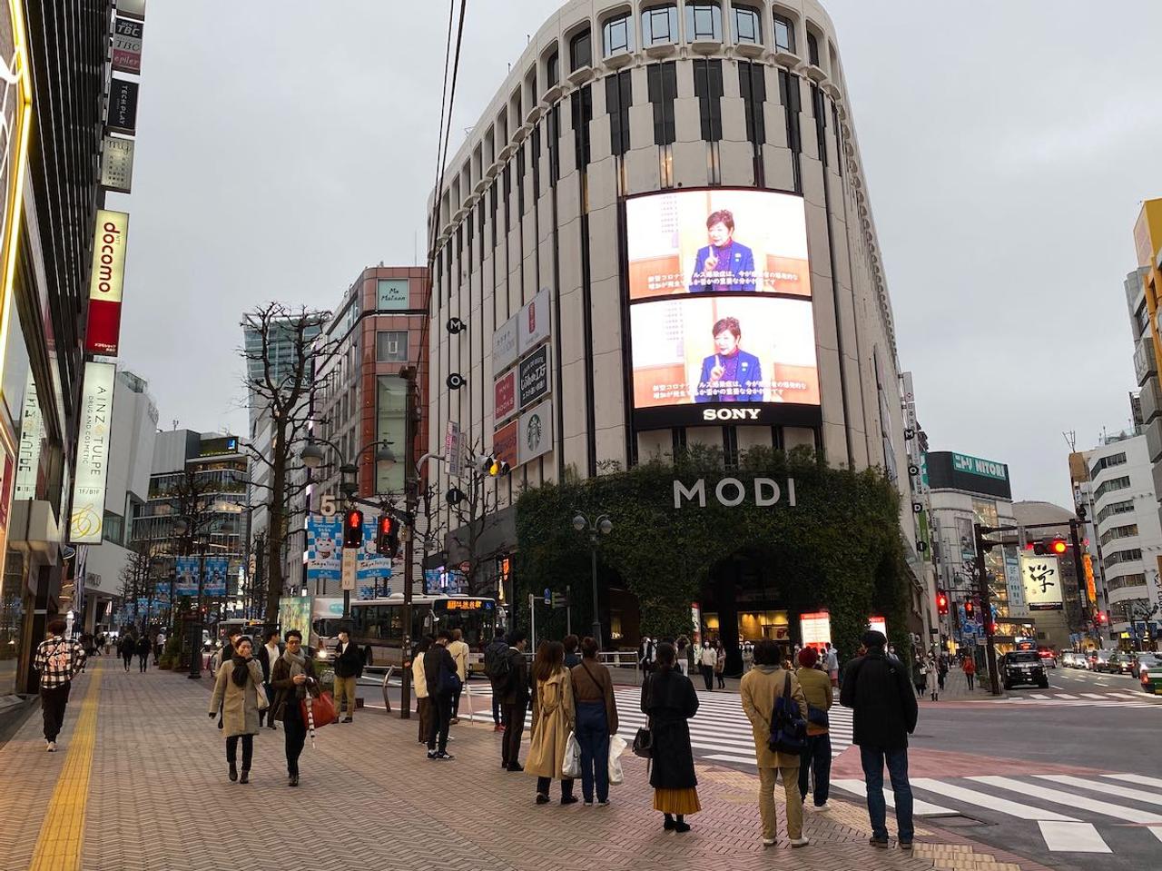 東京・渋谷の街頭ビジョンでは、新型コロナウイルスの感染予防を呼びかける小池百合子都知事の映像メッセージが放映されている。