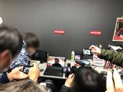 レッズ選手のSkypeにカメラを向ける取材記者