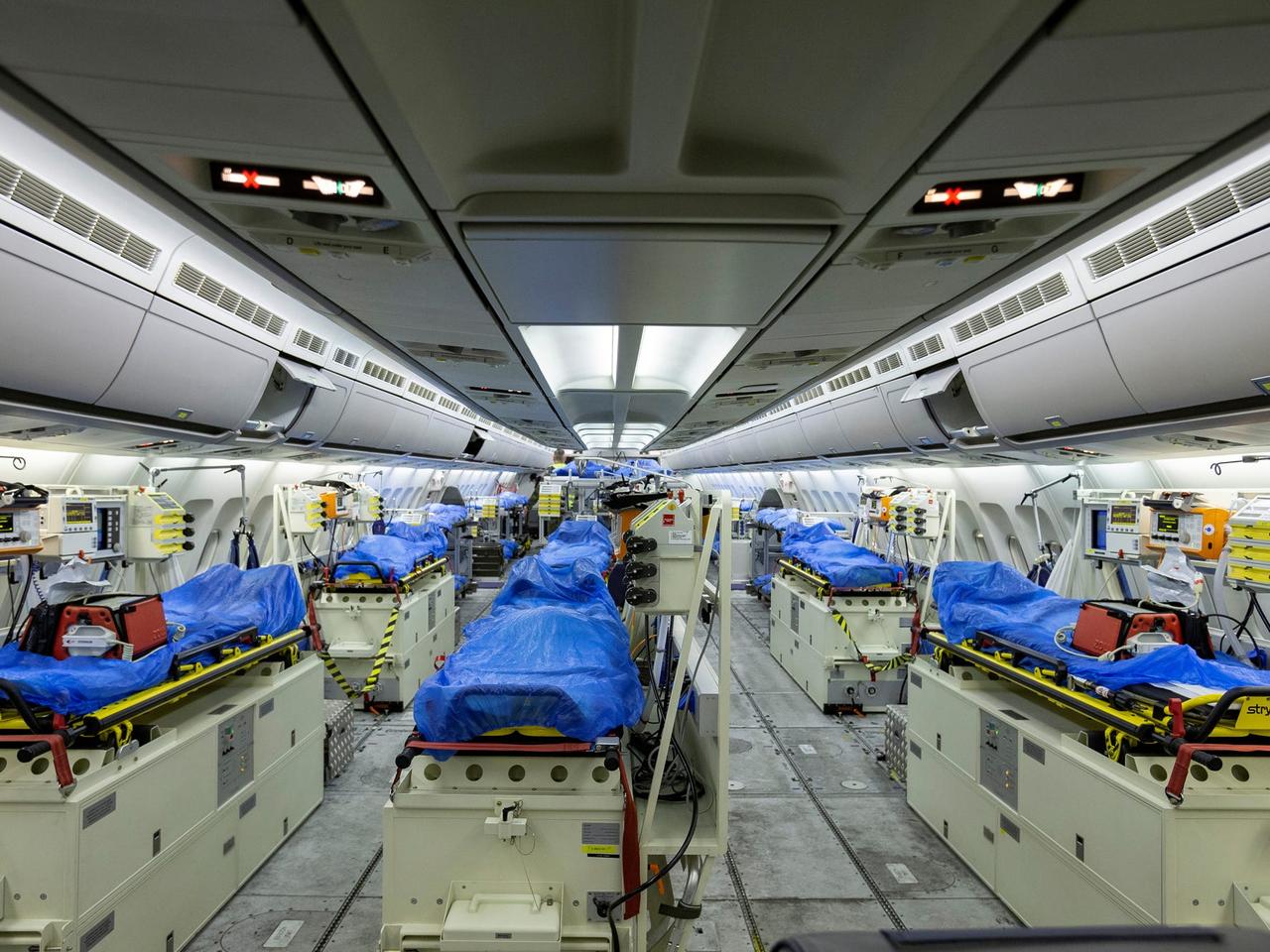ベルガモに出発する前のドイツ空軍の救命搬送機エアバスA310の内部。2020年3月28日。ドイツ、ケルン。