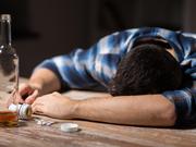 酔いつぶれている男性