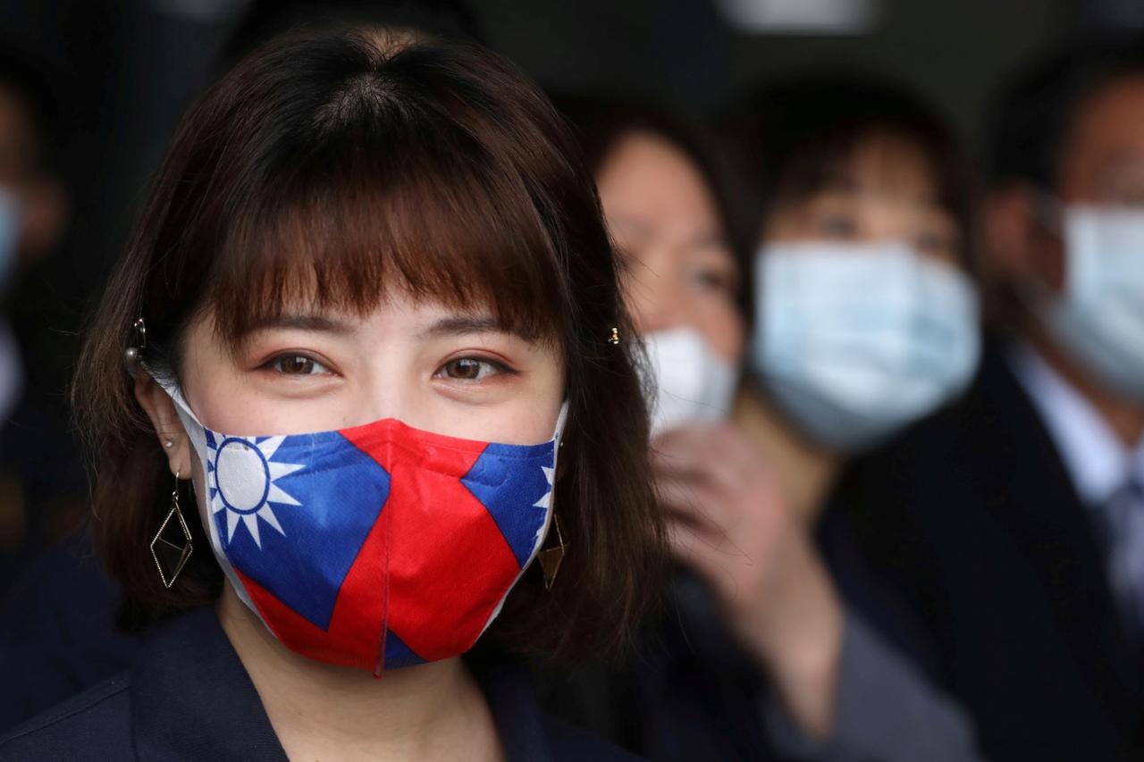 台湾の国旗を模したマスクをした女性