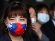 台湾の国旗を模したマスクをした女性