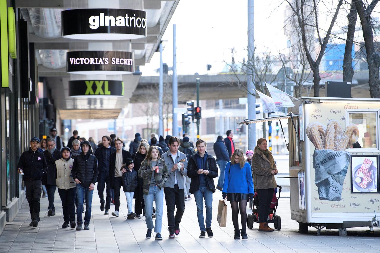 首都ストックホルムを歩く人々。2020年4月4日。