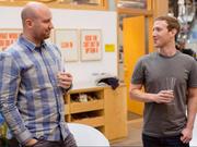 フェイスブックのCEO、マーク・ザッカーバーグ（右）とアンドリュー・｢ボズ｣・ボスワース。
