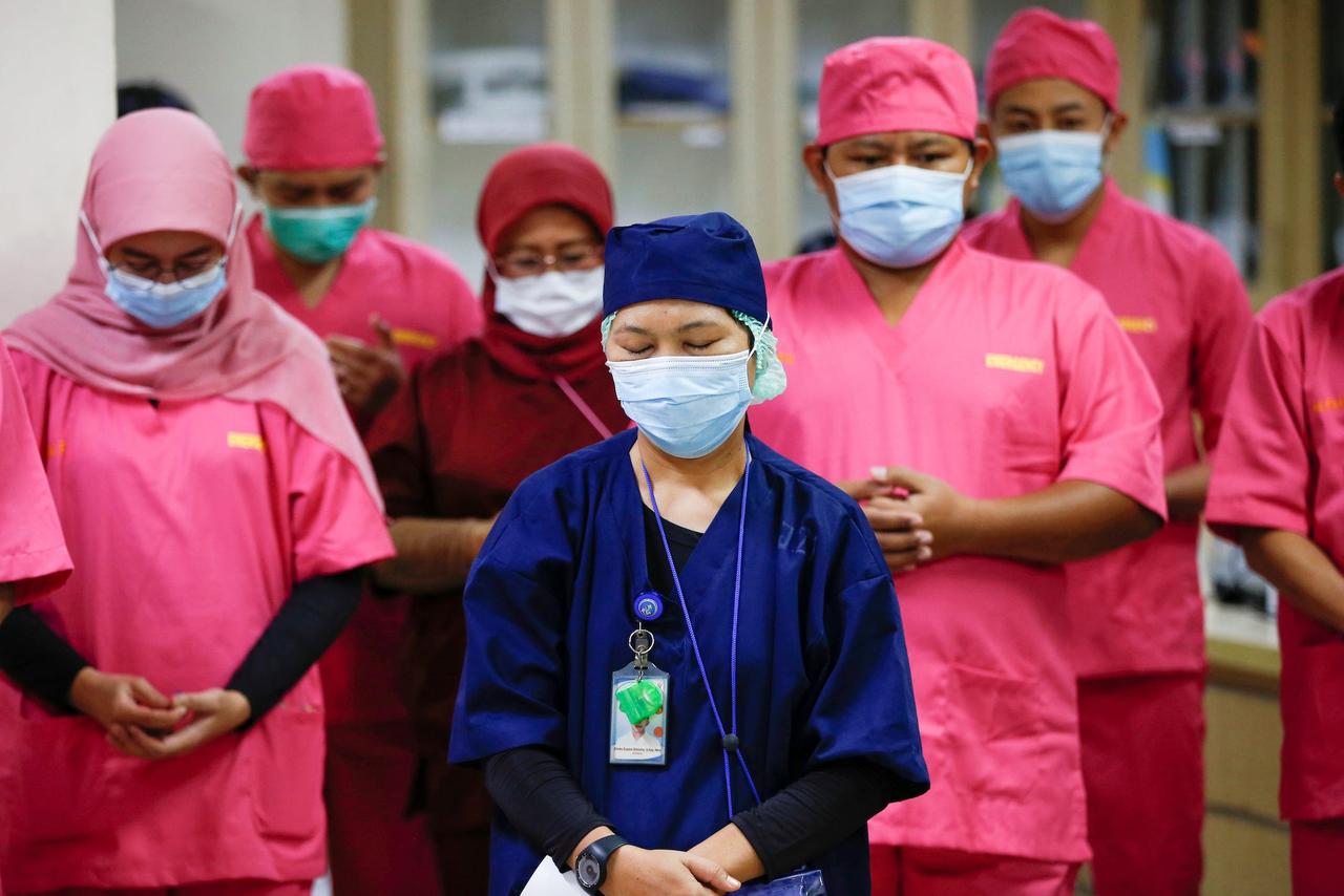 2020年5月14日、インドネシアのジャカルタにあるペルサハバタン病院の緊急治療室で、医療従事者がコロナウイルス患者のために祈る。
