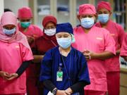 2020年5月14日、インドネシアのジャカルタにあるペルサハバタン病院の緊急治療室で、医療従事者がコロナウイルス患者のために祈る。