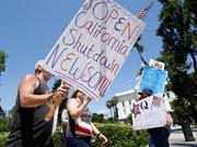 2020年5月1日、カリフォルニア州サクラメントで自宅待機命令の終了を要求する人々。