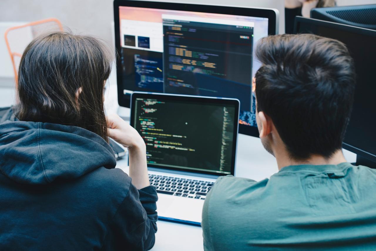 雇用する側が求めるプログラミング言語には、JavaScript、Python、Cなどがある。