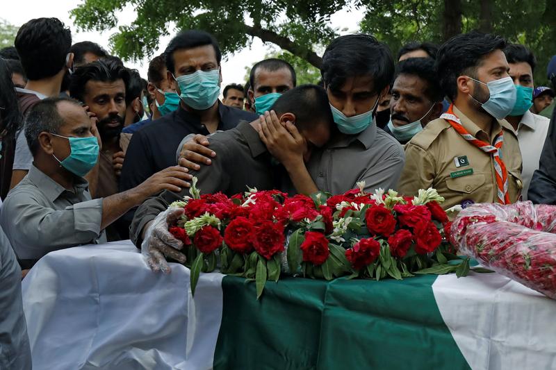 2020年5月30日、パキスタン国際航空機の墜落事故で亡くなった父親の棺の前で嘆く遺族。