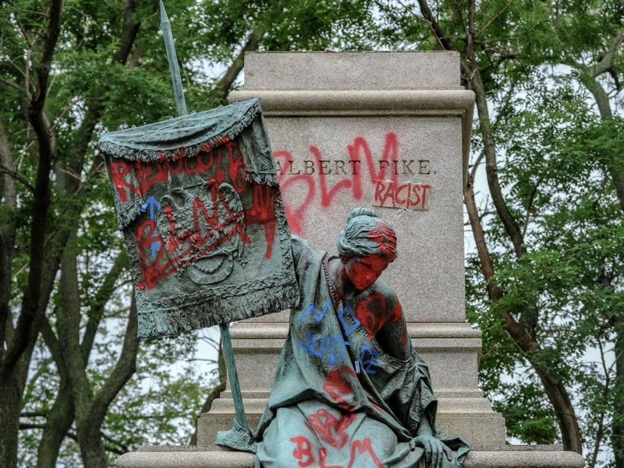 南軍のアルバートパイク将軍の像が抗議者たちによって倒された後の台座。2020年6月20日、ワシントンD.C.で。