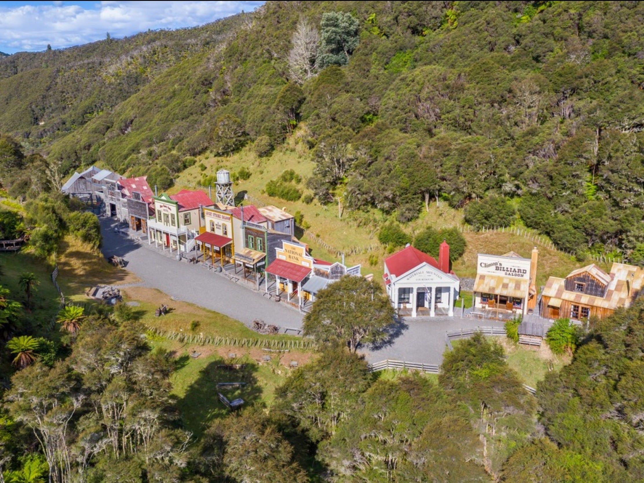 ニュージーランドにある「西部開拓時代の町」が販売中…スイングドアの