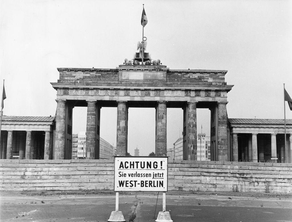 銃殺、密告、そして秘密警察…だから私は、東ドイツから亡命した