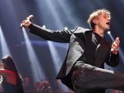ステージに立つドイツ人歌手のティム・ベンツコ。ドイツ、ハンブルグのバークレイカード・アリーナで。