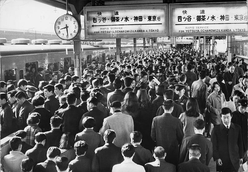 1970年代、東京・新宿駅の通勤ラッシュ。