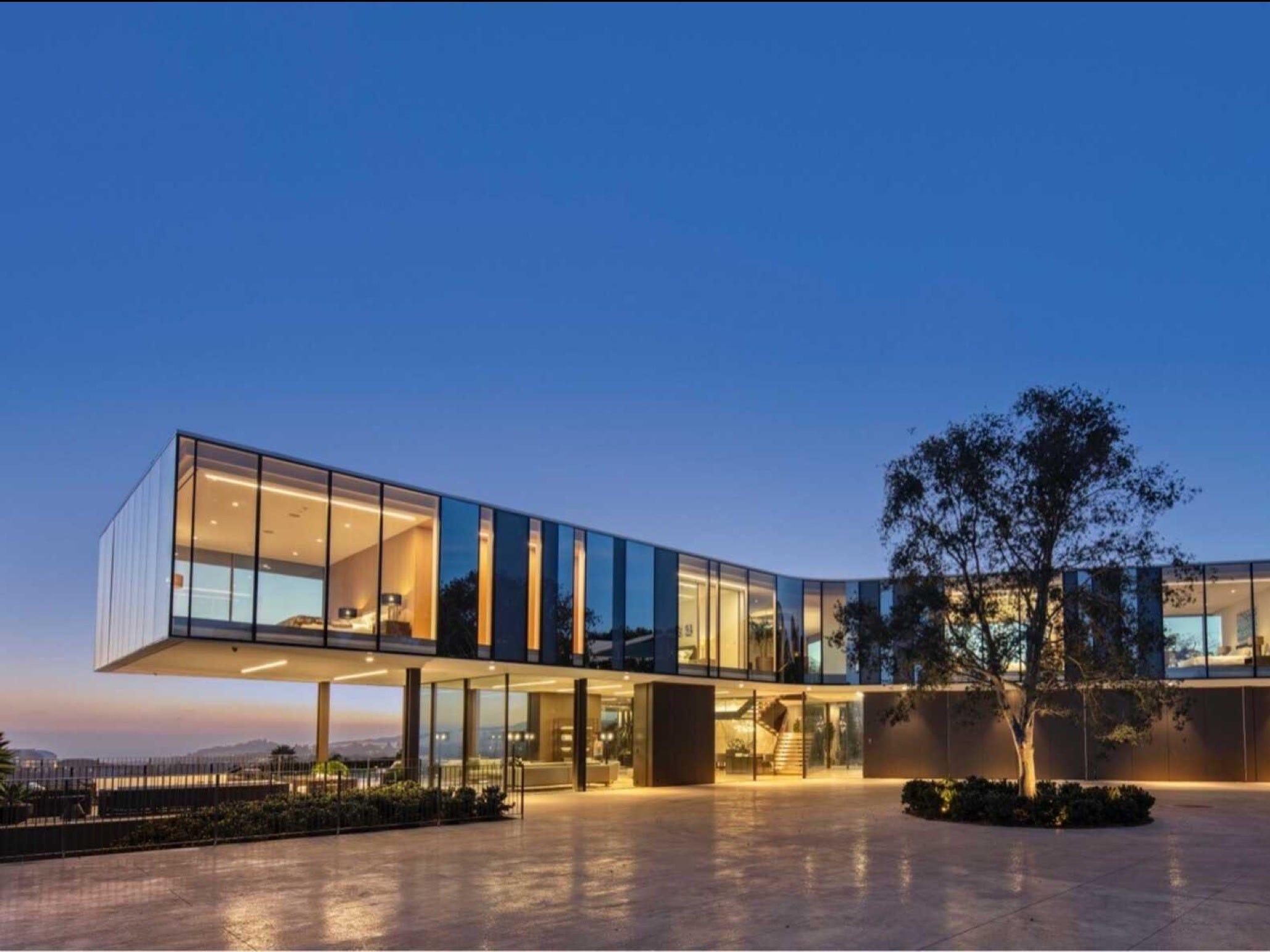 ガラス張りでプロペラのような形の邸宅…LAの街と海を見下ろす豪邸の中 