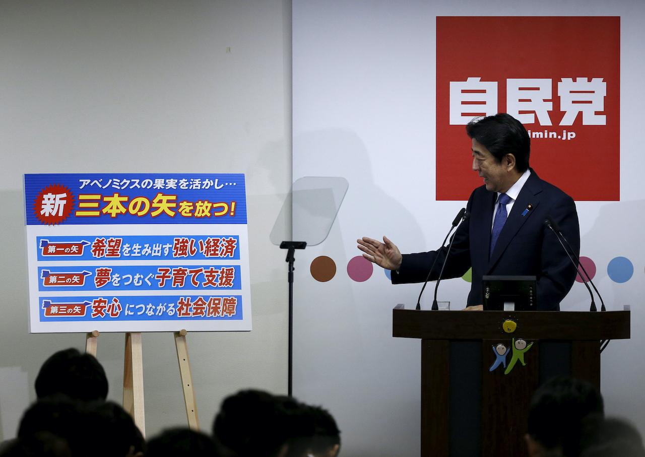 経済政策｢アベノミクス｣と｢新三本の矢｣について説明する安倍首相。（2016年5月）