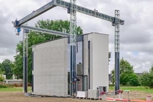 3Dプリントの2階建て住宅を見てみよう…「建物を現場で1つのパーツとしてプリント」するのは世界初